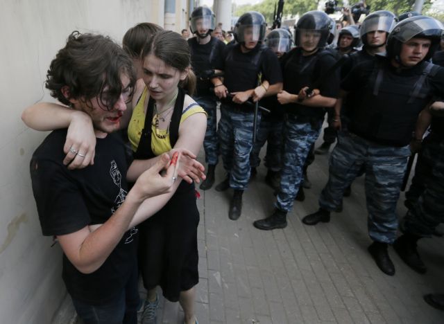 Ένταση και συγκρούσεις σε συγκέντρωση ομοφυλόφιλων στην Αγία Πετρούπολη